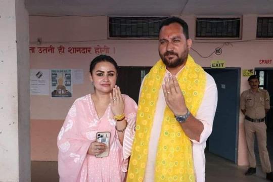 Hamirpur BJP candidate Ashish Sharma with his wife after voting on Wednesday. (HT Photo) Hamirpur BJP candidate Ashish Sharma with his wife after voting on Wednesday. (HT Photo)