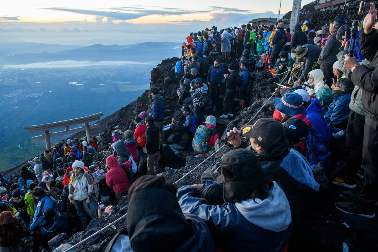 Japan's Mount Fuji overcrowded by visitors(Yamanashi Prefectural Government)