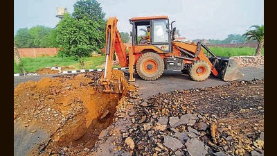 GLADA team removing unauthorised structures in Baranhara, Ludhiana, on Thursday. (HT Photo) GLADA team removing unauthorised structures in Baranhara, Ludhiana, on Thursday. (HT Photo)