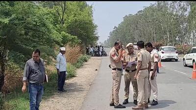 Haryana Police personnel carrying out investigation at the crime site on the Gohana-Panipat national highway near Sainipura village in Sonepat district on Thursday morning. (HT Photo) Haryana Police personnel carrying out investigation at the crime site on the Gohana-Panipat national highway near Sainipura village in Sonepat district on Thursday morning. (HT Photo)