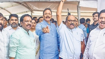 Mumbai: Shiv Sena (UBT) leaders Ambadas Danve and Anil Parab, Congress leader Bhai Jagtap, NCP (SP) leader Shashikant Shinde and other Maha Vikas Aghadi leaders protest during the Monsoon session of Maharashtra Assembly, in Mumbai, Wednesday, July 10, 2024. (PTI Photo)(PTI07_10_2024_000203B) (PTI)