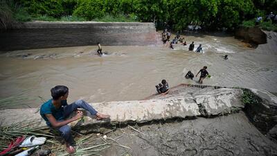 People scramble to reach higher elevation. (Sanchit Khanna/HT Photo)