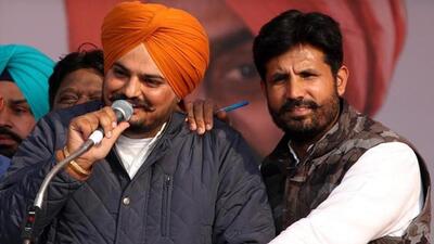 Punjab Congress chief Amarinder Singh Raja Warring (right) with singer Sidhu Moosewala, who had unsuccessfully contested the assembly elections on the Congress ticket from Mansa in February 2022. Moosewala was murdered on May 29 that year. (HT file photo)