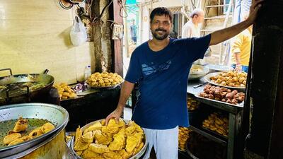 The most legendary among the classic pakoda-and-rain places in Delhi is the Khandani Pakodawala (since 1962) at Ring Road Market in Sarojini Nagar. (HT Photo)