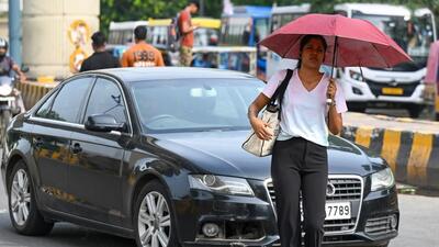 The relative humidity oscillated between 55% and 100% in the last 24 hours, making it significantly difficult to be outdoors. (Sunil Ghosh/HT Photo) The relative humidity oscillated between 55% and 100% in the last 24 hours, making it significantly difficult to be outdoors. (Sunil Ghosh/HT Photo)