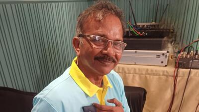 Umpire Marcus Couto with Sunil Gavaskar’s tie. (HT Photo)