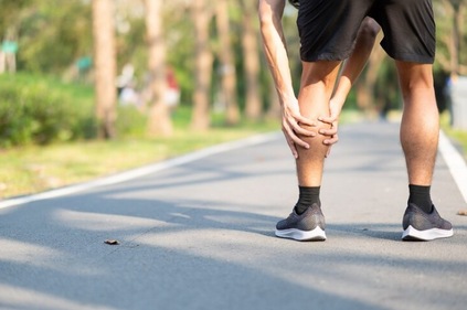 Joint pain is common during monsoons (Freepik)