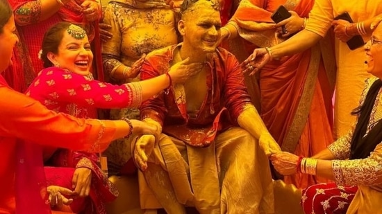 The pictures reflect Kangana celebrating love with her family at the wedding.