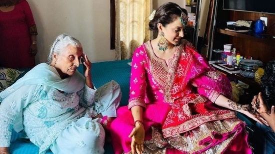 In one pic, Kangana was seen getting mehendi on her hands. 