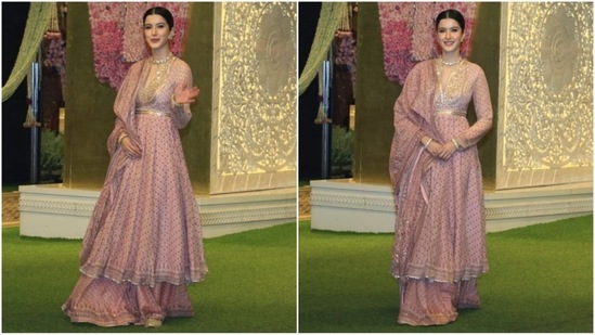Shanaya Kapoor radiates ethereal beauty in a baby pink anarkali suit by Anita Dongre. The outfit features a golden embellished neckline and a flared bottom with heavily embroidered borders. Paired with matching dupatta and palazzo pants, she looks truly enchanting.(HT photo/VarinderChawla)