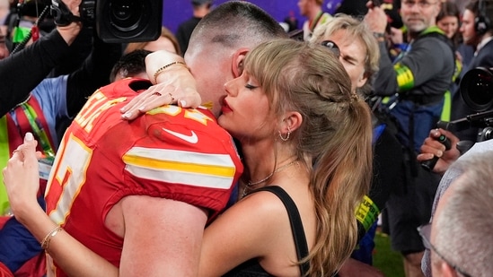 Taylor Swift embraces Kansas City Chiefs tight end Travis Kelce after the NFL Super Bowl 58 football game against the San Francisco 49ers, Sunday, Feb. 11, 2024, in Las Vegas. The Chiefs won 25-22. (AP Photo/John Locher)(AP)