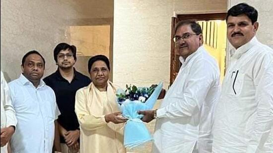 BSP supremo Mayawati and INLD chief Abhay Chautala during a meeting in Delhi last week. (HT Photo)