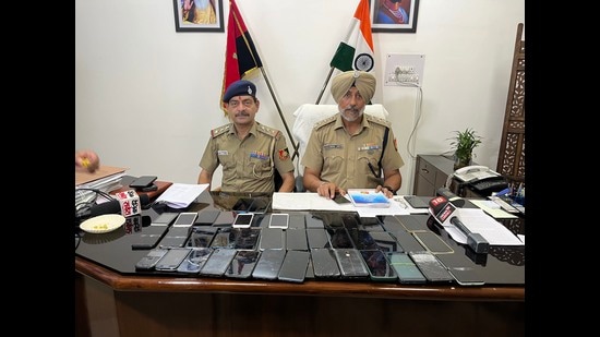 Chandigarh Police recovered 40 snatched/stolen mobile phones worth approximately <span class='webrupee'>?</span>5 lakh from the accused. (HT Photo)