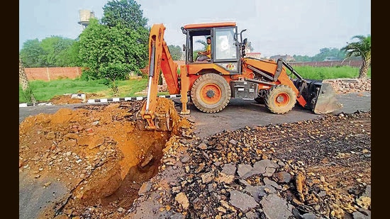 GLADA team removing unauthorised structures in Baranhara, Ludhiana, on Thursday. (HT Photo)