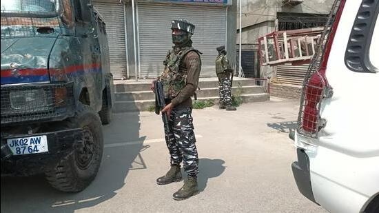 Given the existing security situation across Jammu, security experts, who worked during peak terrorism in 1990s and early 2000 in Jammu region, strongly feel that to tide over the situation, the Centre should divert considerable size of army troops from peace-time locations to vulnerable pockets across the region. (HT File Photo)