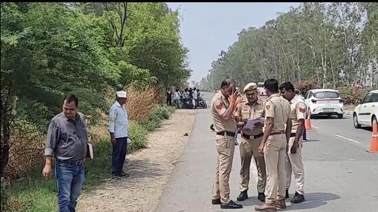 Haryana Police personnel carrying out investigation at the crime site on the Gohana-Panipat national highway near Sainipura village in Sonepat district on Thursday morning. (HT Photo)