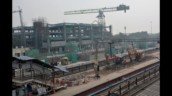 Northern railway officials have advised passengers boarding or de-boarding at platform number 2/3 to use the foot over bridge at platform number 1 at Chandigarh railway station. (Sant Arora/HT)