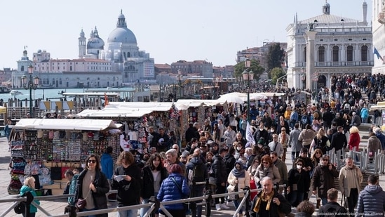 Venice has long suffered from mass tourism (Sebastian Kahnert/dpa/picture alliance )