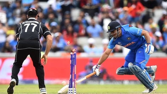 MS Dhoni's run out by Martin Guptill pretty much ended any chance India had of winning the 2019 World Cup semifinal.(Getty Images)