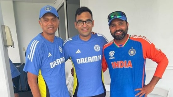 Rahul Dravid (L) and Rohit Sharma (R) with Kamlesh Jain(Instagram)