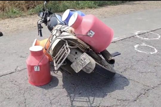 The motorcycle that the milkman abandoned before being shot dead in Sonepat district on Thursday morning. (HT Photo) The motorcycle that the milkman abandoned before being shot dead in Sonepat district on Thursday morning. (HT Photo)