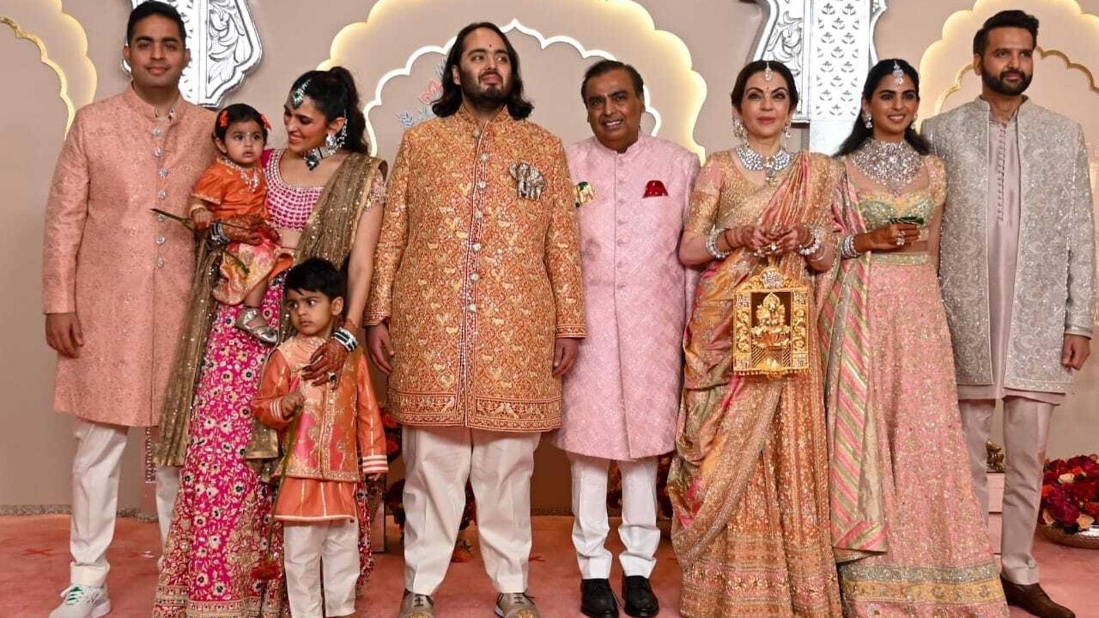 अनंत अंबानी ने राधिका मर्चेंट के साथ अपनी शादी में गोल्डन शेरवानी और स्नीकर्स पहने। तस्वीरें
