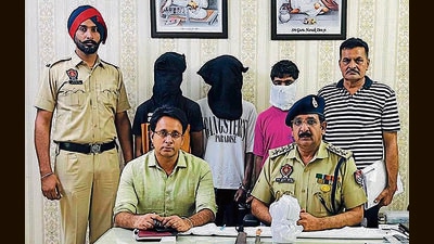 Members of Sagar Neutron gang in police custody in Ludhiana on Friday (HT Photo) Members of Sagar Neutron gang in police custody in Ludhiana on Friday (HT Photo)