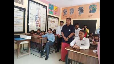 Officials attend smart class with schoolkids in Varanasi. (HT)