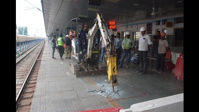 The physical progress of the redevelopment project is around 67%. The major remaining task is the air concourse, which needed preparedness and various permissions. Now, the work of air concourse will be done by blocking the platforms one after the other. (Sant Arora/HT) The physical progress of the redevelopment project is around 67%. The major remaining task is the air concourse, which needed preparedness and various permissions. Now, the work of air concourse will be done by blocking the platforms one after the other. (Sant Arora/HT)