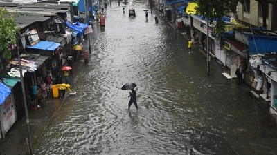 The India Meteorological Department has issued an orange alert for the city till Saturday and the city is expected to have intense spells of rain in isolated areas. (Satish Bate/Hindustan Times) The India Meteorological Department has issued an orange alert for the city till Saturday and the city is expected to have intense spells of rain in isolated areas. (Satish Bate/Hindustan Times)