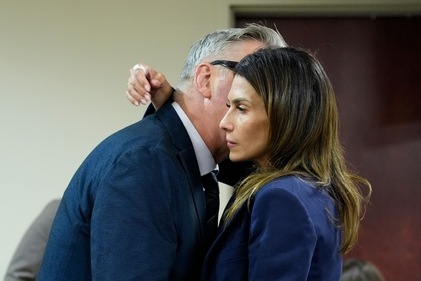 US actor Alec Baldwin approaches his wife Hilaria during his trial for involuntary manslaughter in Santa Fe County District Court, Santa Fe, New Mexico, on July 11, 2024. ((Photo by Ramsay de Give / POOL / AFP)) US actor Alec Baldwin approaches his wife Hilaria during his trial for involuntary manslaughter in Santa Fe County District Court, Santa Fe, New Mexico, on July 11, 2024. ((Photo by Ramsay de Give / POOL / AFP))