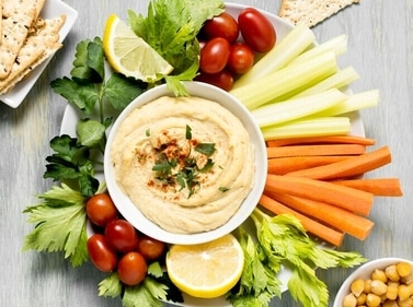 Vegetable sticks with hummus (Freepik) Vegetable sticks with hummus (Freepik)