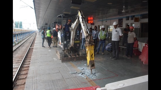 The physical progress of the redevelopment project is around 67%. The major remaining task is the air concourse, which needed preparedness and various permissions. Now, the work of air concourse will be done by blocking the platforms one after the other. (Sant Arora/HT) The physical progress of the redevelopment project is around 67%. The major remaining task is the air concourse, which needed preparedness and various permissions. Now, the work of air concourse will be done by blocking the platforms one after the other. (Sant Arora/HT)