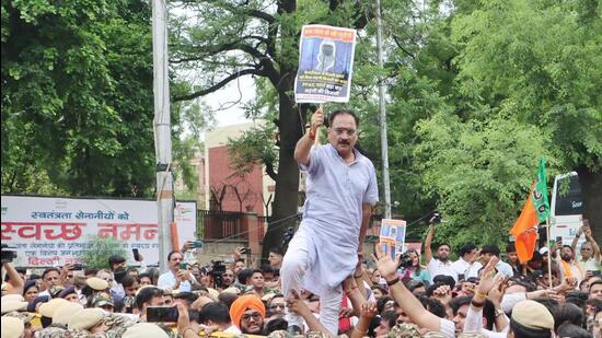 The protestors also broke through police barricades and moved towards ITO, after which the Delhi Police detained some of them, including Sachdeva. (Vipin Kumar/HT Photo)