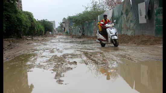 Water logging in Gomti Nagar Extension. (Deepak Gupta/HT Photo)