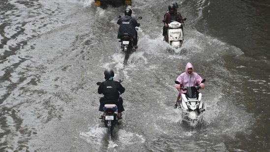 Extremely heavy rains in Mumbai, have lead to waterlogging across the city. From the morning of July 11-12 Colaba recorded 86 mm of rain and Santa Cruz recorded 115 mm of rain. Pictured here - Postal Colony, Chembur(Satish Bate/Hindustan Times)