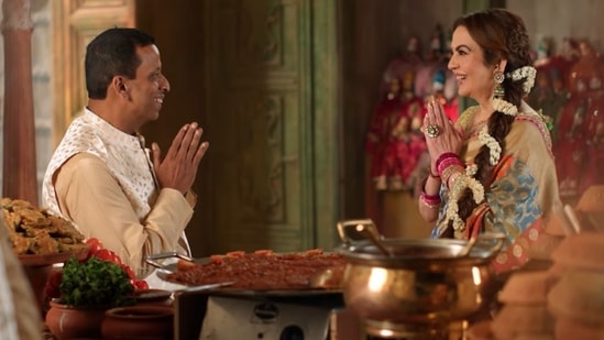 Nita Ambani greeting Rajesh, who put up a chaat stall at Anant Ambani and Radhika Merchant's wedding. (Instagram/@nmacc.india)