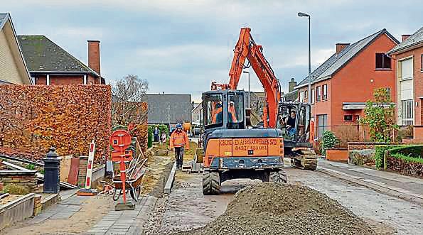 Depaving in the tiny suburb of Spaanse Kroon, in Leuven. (Photos courtesy Life-PACT / City of Leuven) Depaving in the tiny suburb of Spaanse Kroon, in Leuven. (Photos courtesy Life-PACT / City of Leuven)