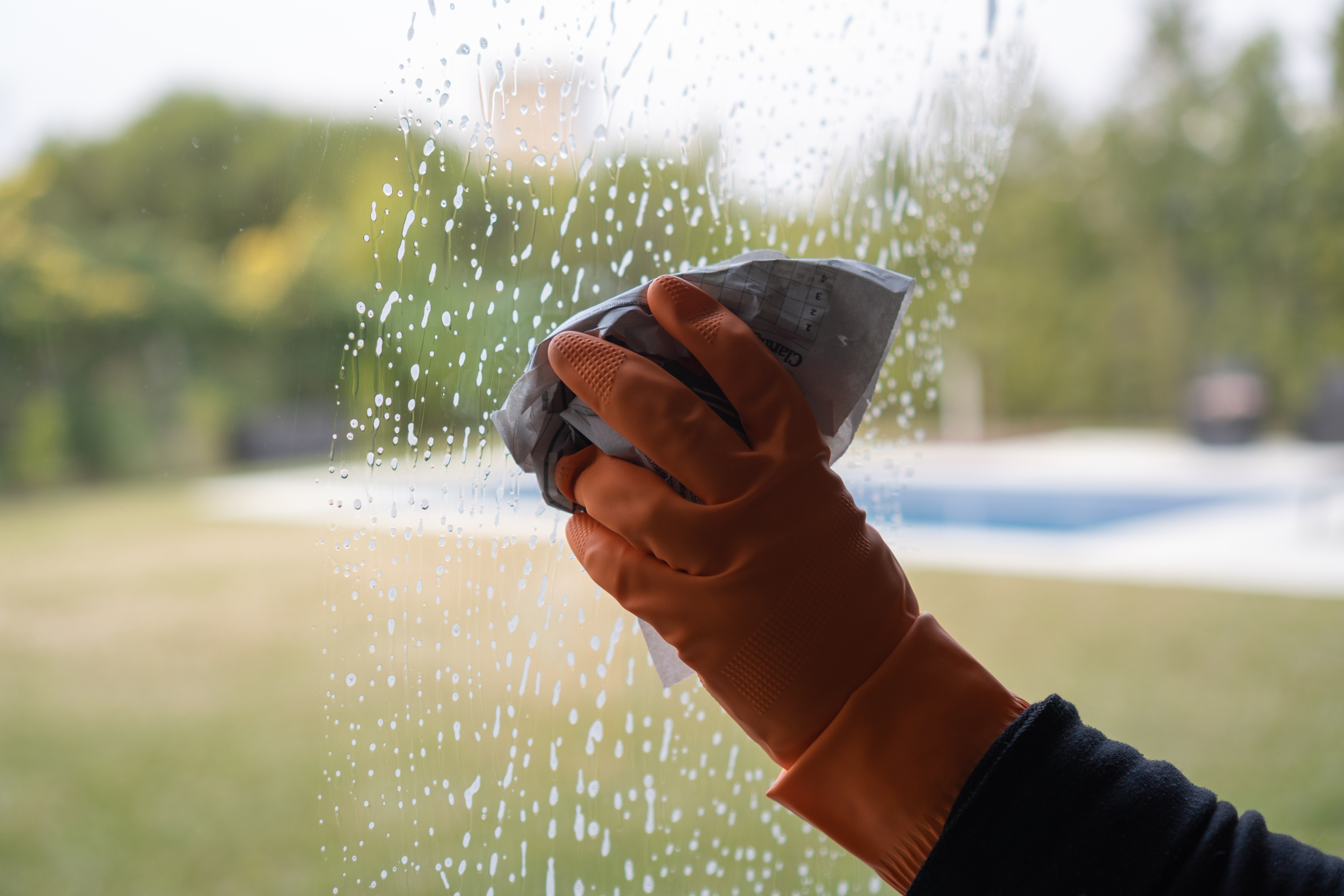 Use paper bags to clean the window(Adobe stock) Use paper bags to clean the window(Adobe stock)