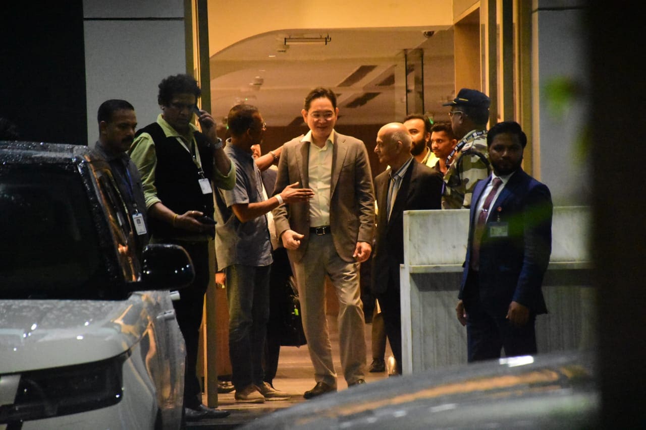 Han Jong-hee at the Mumbai airport. Han Jong-hee at the Mumbai airport.