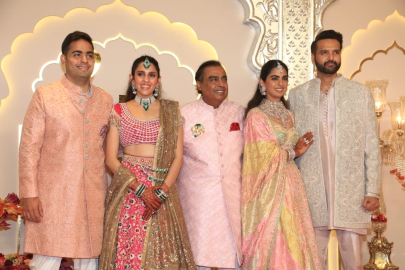 Shloka Ambani with Akash Ambani, Mukesh Ambani, Isha Ambani and Anand Piramal.