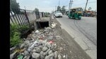A view of Strom sewerage cover damaged at National highway road in Ludhiana. (Gurpreet Singh/HT) A view of Strom sewerage cover damaged at National highway road in Ludhiana. (Gurpreet Singh/HT)