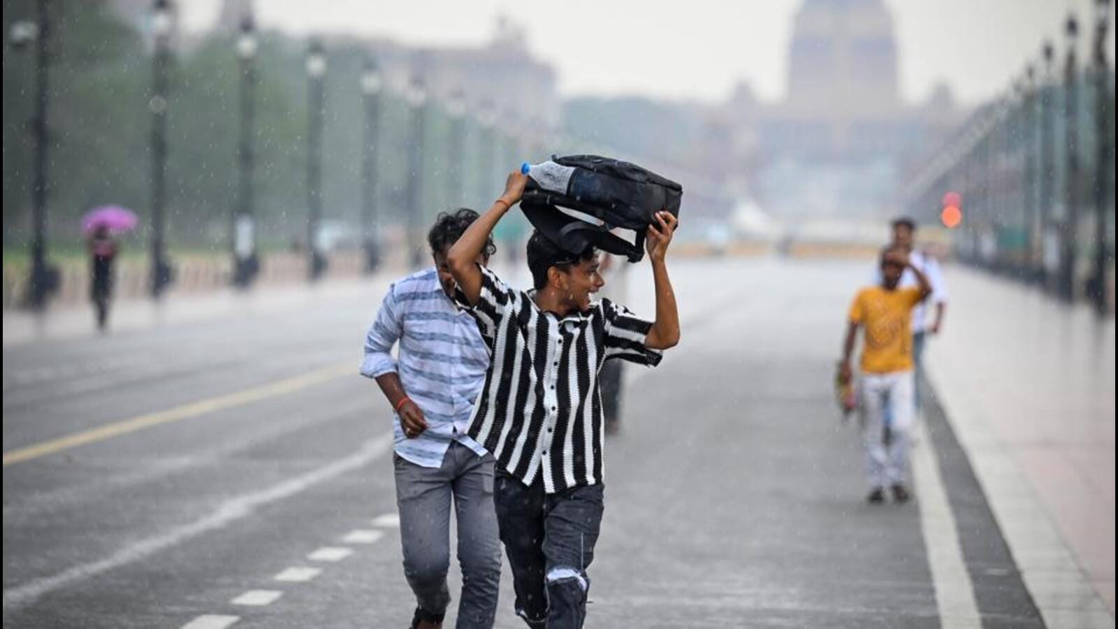 Minimum in Delhi drops to 25°C as monsoon trough brings rain