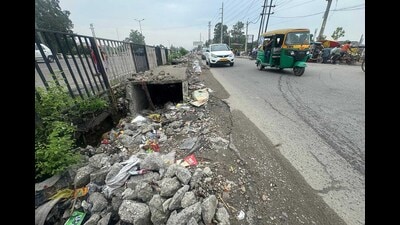 A view of Strom sewerage cover damaged at National highway road in Ludhiana. (Gurpreet Singh/HT) A view of Strom sewerage cover damaged at National highway road in Ludhiana. (Gurpreet Singh/HT)