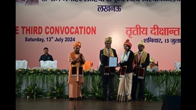 Gulafsha receiving her medal and degree from CJI Chandrachud (HT Photo) Gulafsha receiving her medal and degree from CJI Chandrachud (HT Photo)