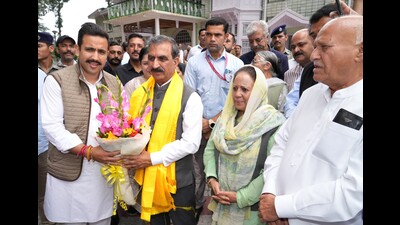 Himachal PWD minister Vikamaditya Singh, CM Sukhvinder Singh Sukhu and Congress’ state unit chief Pratibha Singh celebrating the party’s bypolls win in Shimla. (HT) Himachal PWD minister Vikamaditya Singh, CM Sukhvinder Singh Sukhu and Congress’ state unit chief Pratibha Singh celebrating the party’s bypolls win in Shimla. (HT)