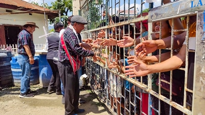 Champai: Indian citizens shake hands with Myanmar nationals during a rally against scrapping of the Free Movement Regime (FMR), at Indo-Myanmar Friendship Gate, at Zokhawthar village along India-Myanmar border, in Champhai district of Mizoram, Thursday, May 16, 2024. (PTI Photo) (PTI)