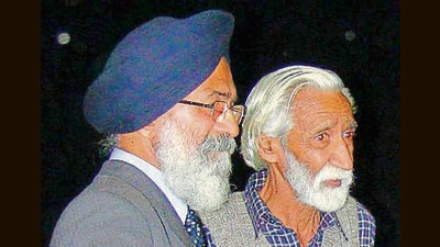 Surjit Patar with Laali Baba, a mentor of his youth. (Source: Laali Baba’s biography) Surjit Patar with Laali Baba, a mentor of his youth. (Source: Laali Baba’s biography)