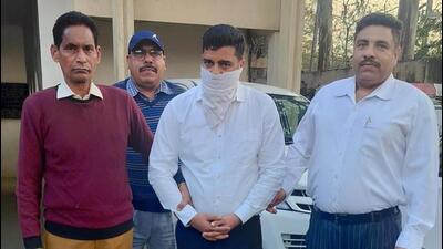 The accused claimed he had contacts in the state police and government and took ₹21.5 lakh from the victims. (HT File) The accused claimed he had contacts in the state police and government and took ₹21.5 lakh from the victims. (HT File)