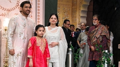 Amitabh Bachchan waited patiently for MS Dhoni at Ambani Shubh Aashirwad. Amitabh Bachchan waited patiently for MS Dhoni at Ambani Shubh Aashirwad.